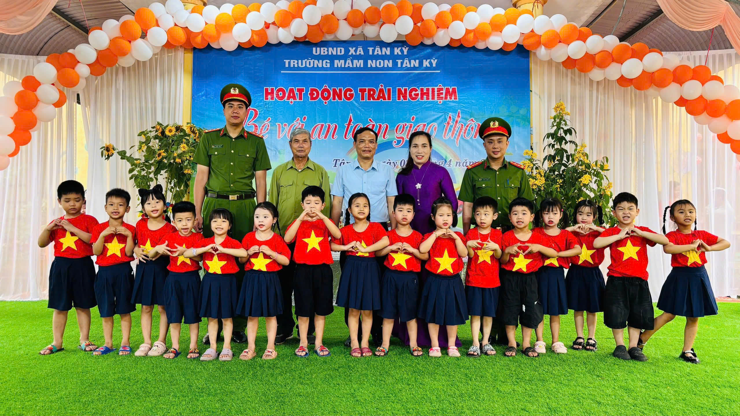 Công an xã Tân Kỳ phối hợp tổ chức hoạt động trải nghiệm “Bé với an toàn giao thông”